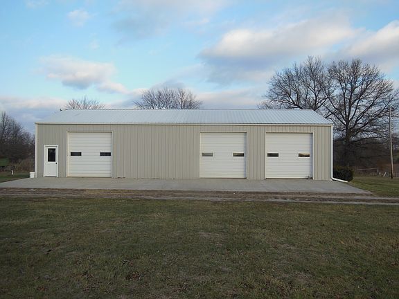 5th image of 201 SW Holly Ln
