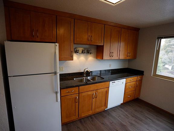 NEWLY REMODELED
GRANITE COUNTER TOPS, HARDWOODS, LIGHTING
NEW CABINETS