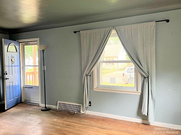 5th image of 814 Dwight St