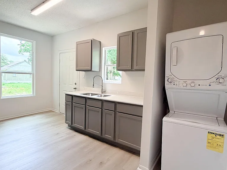 202 N 2nd St — Photo 1