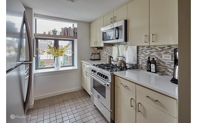 Sold by Douglas Elliman | media 20