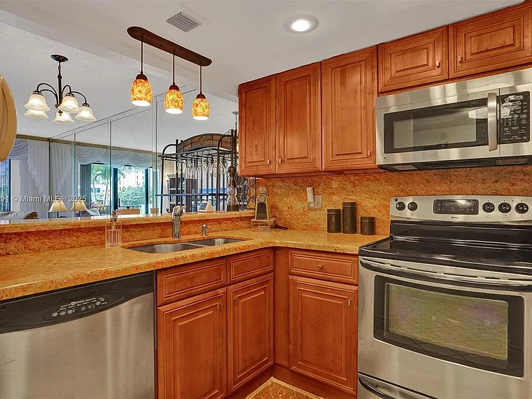 1201 S Ocean Dr — Photo 4