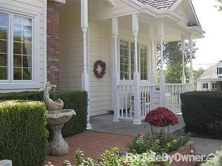 Veranda and courtyard
						:
						Includes water fountain