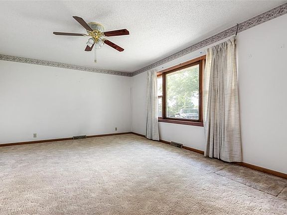 4th image of 17890 Tonganoxie Dr