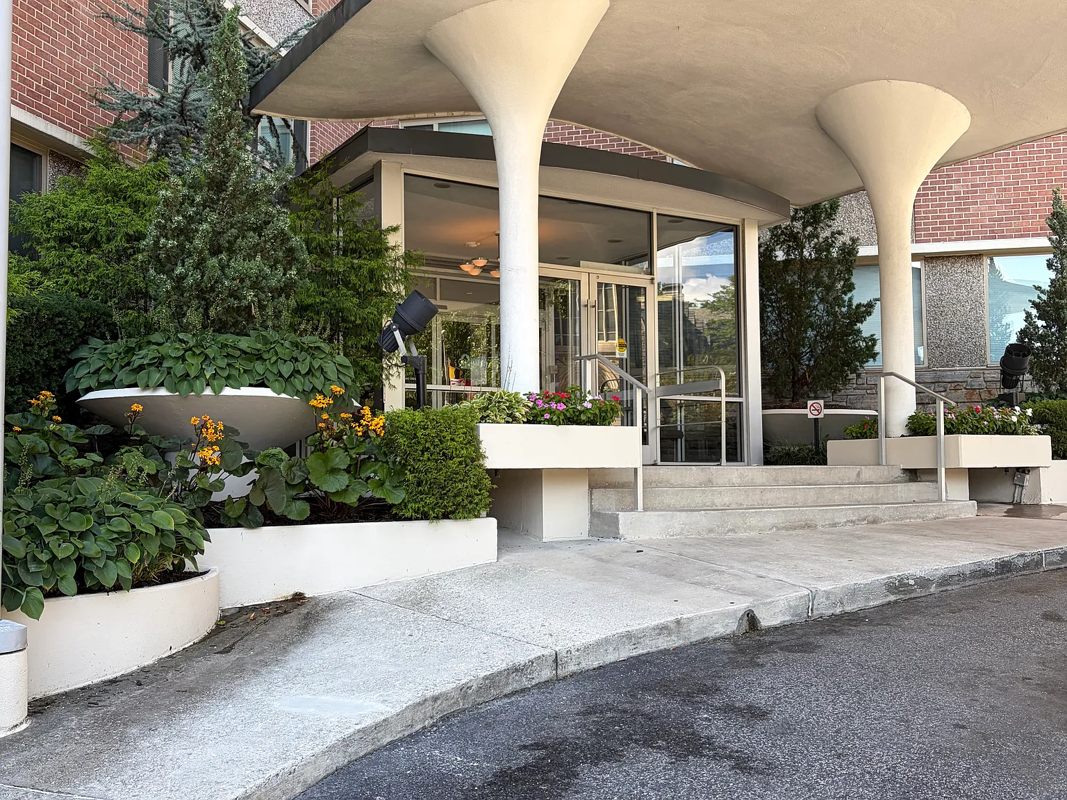 2 bed, 916 sqft, $2,300 — Photo 2