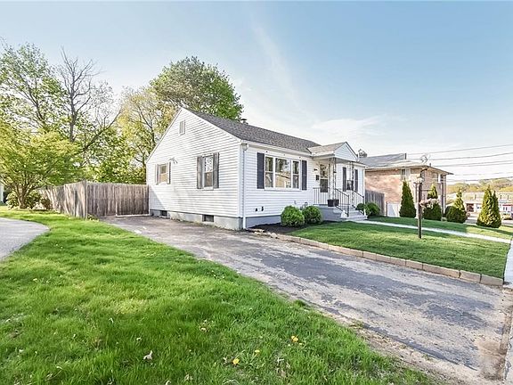 4th image of 256 Gentian Ave