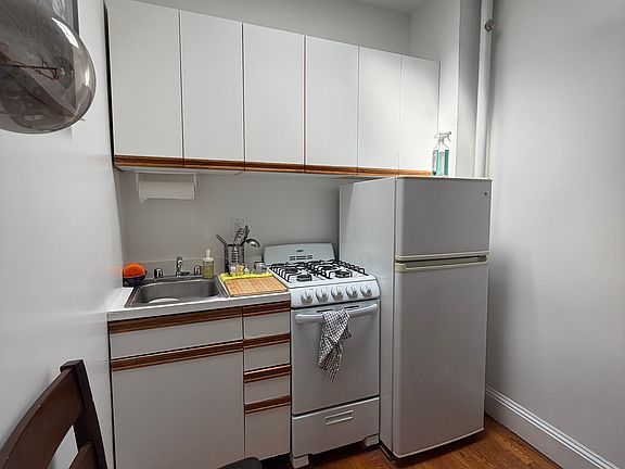 4th image of 329 E 75th St APT 4B