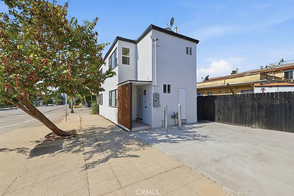 2 bed, 1096 sqft, $3,400 — Photo 1