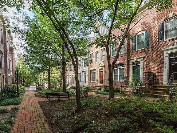 Lush courtyard with great landscaping