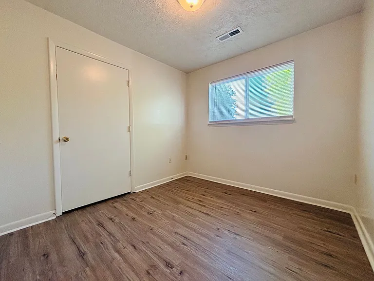 3 Bedroom, 2 Bath Apartment — Photo 13