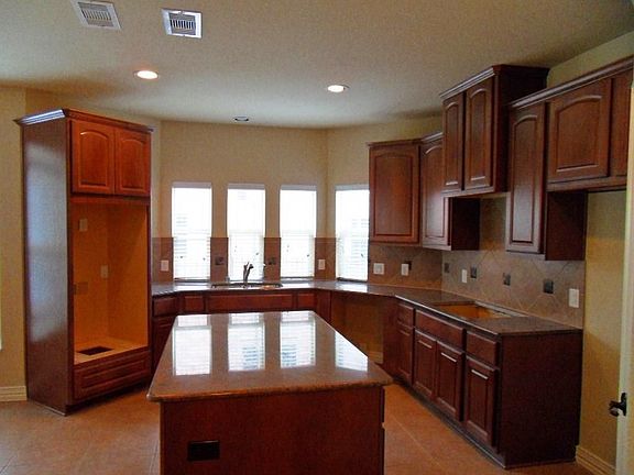 5th image of 14 Golden Orchard Pl