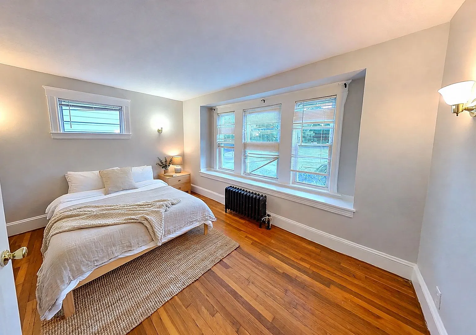 Perfect Choice for NEU Students! Wallet-Friendly, No Fee, Spacious Apt in Superb Location — Photo 4