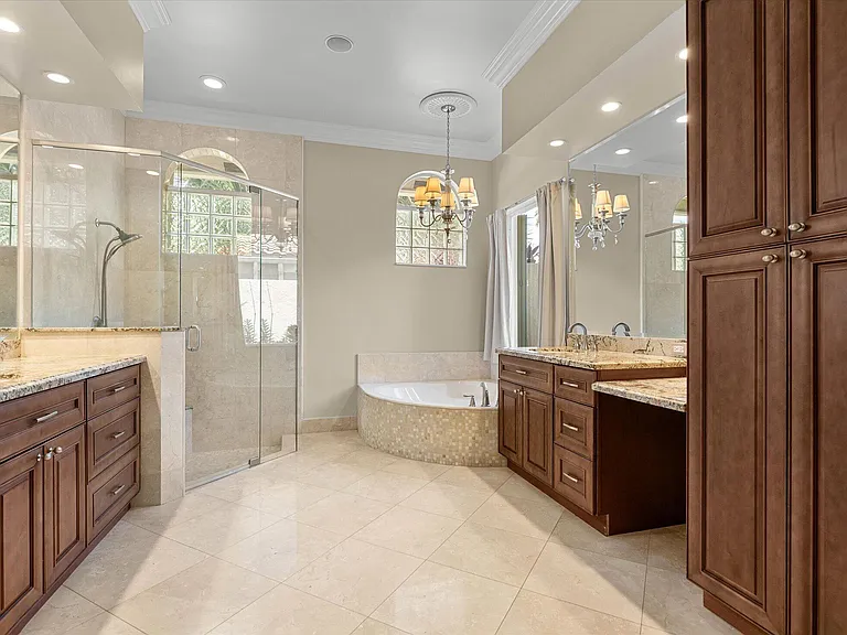 2579 Mayfair Ln — Photo 18