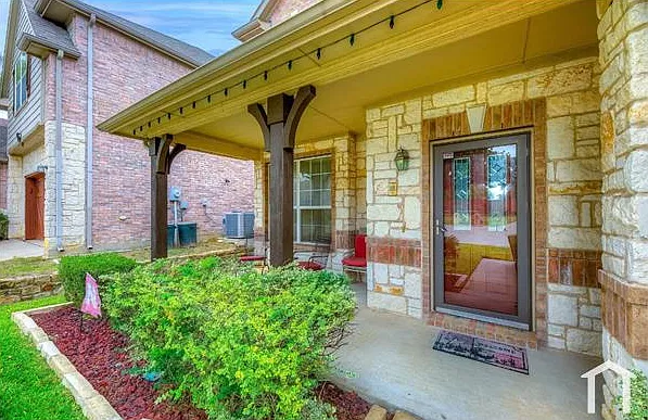 5 bed, 2416 sqft, $3,300 — Photo 4