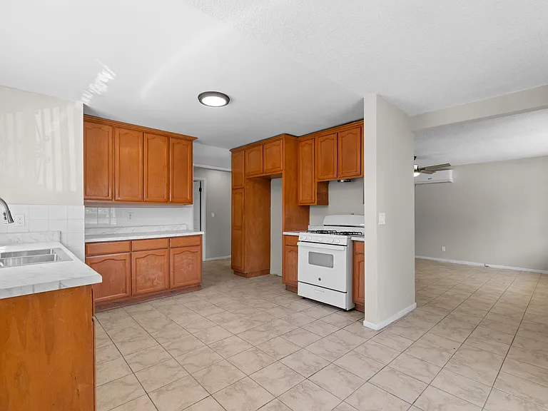 207 E Flora St #207 — Photo 11