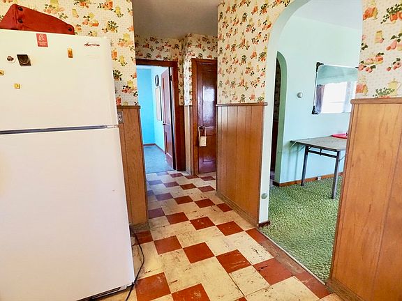 4th image of 52 Marguerite St