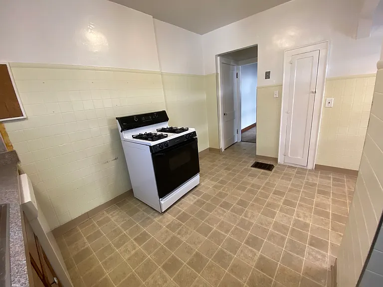 908 Thomas Rd — Photo 11