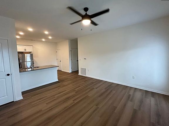 4th image of 713 Ivy Branch St #112