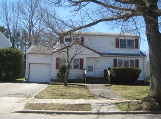 3 Hollyberry Rd, Plainview, NY 11803