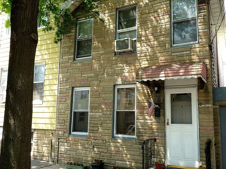 Gable roof home 