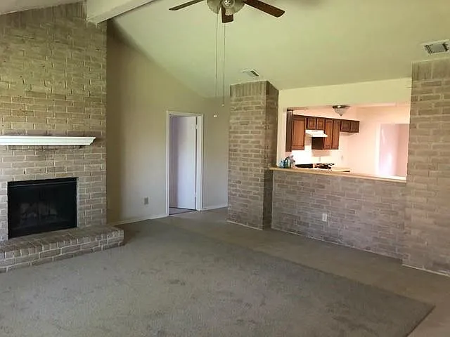 3 bed, 2.0 bath, 1810 sqft, $1,795 — Photo 3
