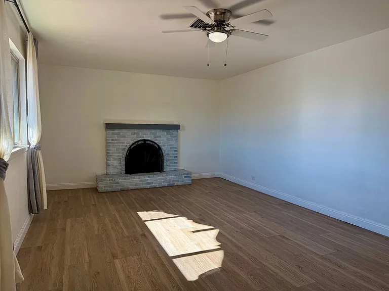 3636 Valencia St — Photo 2
