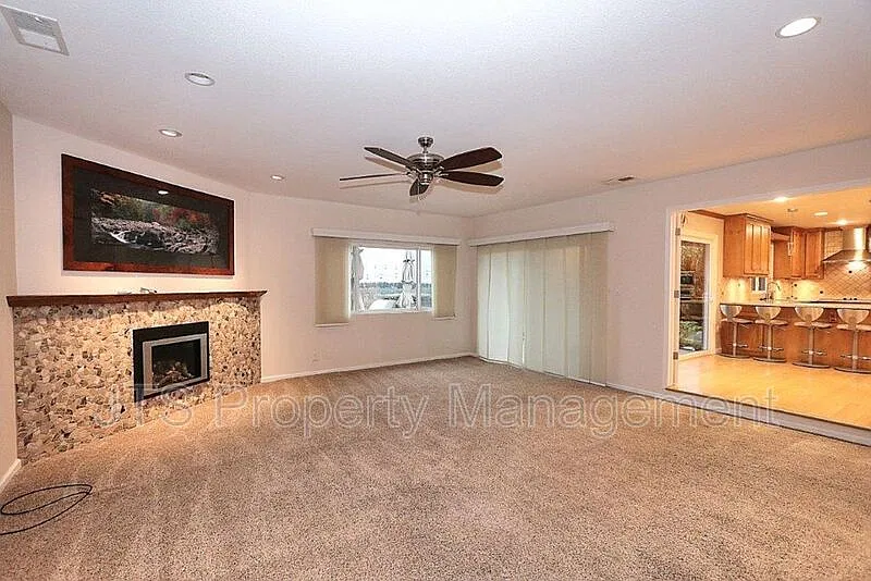 4 bed, 4.0 bath, 2650 sqft, $4,235 — Photo 3
