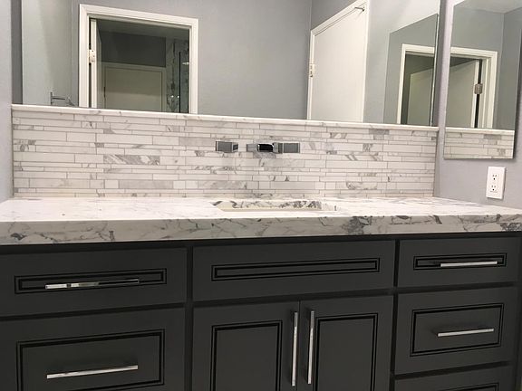 Guest Bathroom (1st Floor)