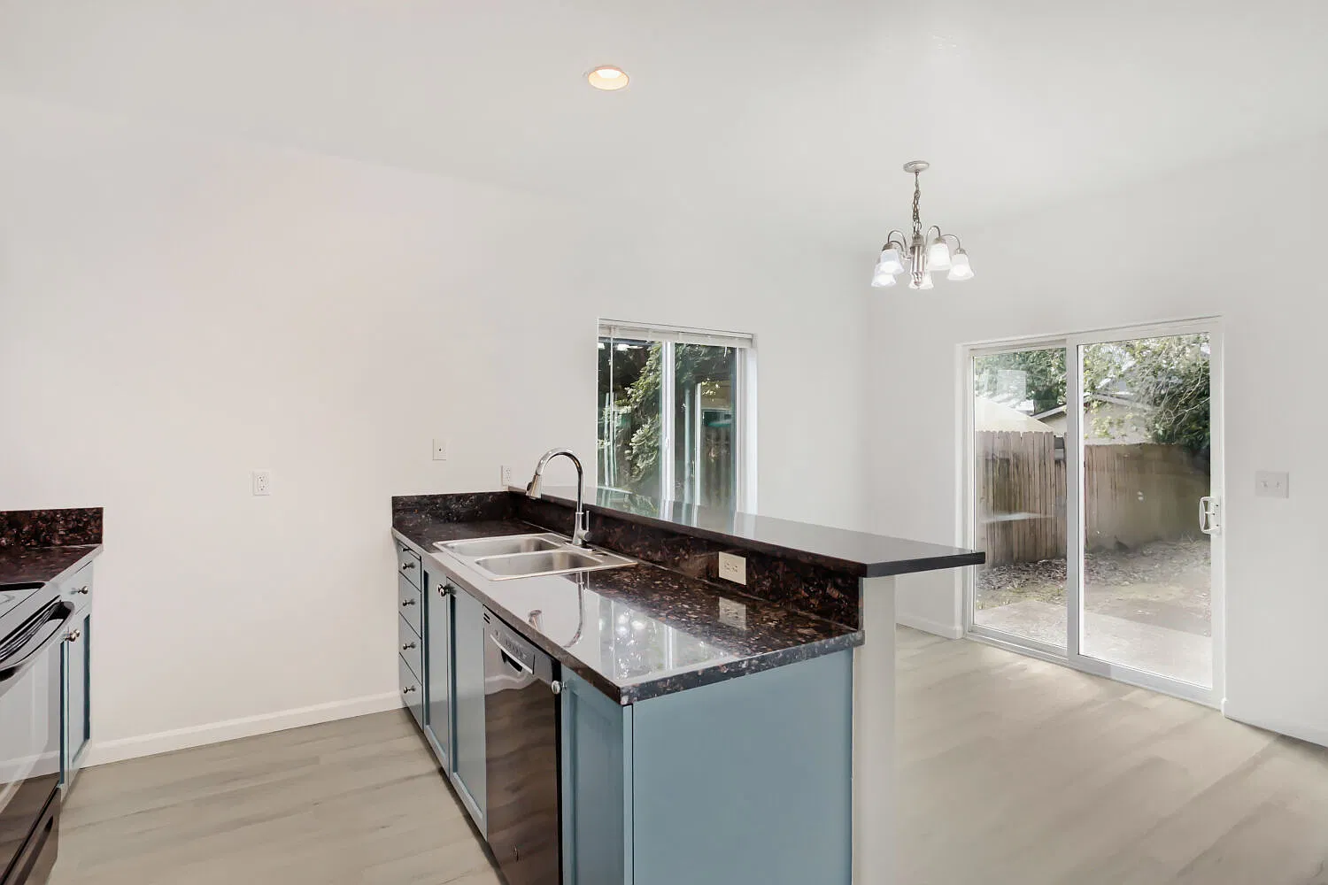 3 bed, 2.5 bath, 1400 sqft, $2,300 — Photo 4