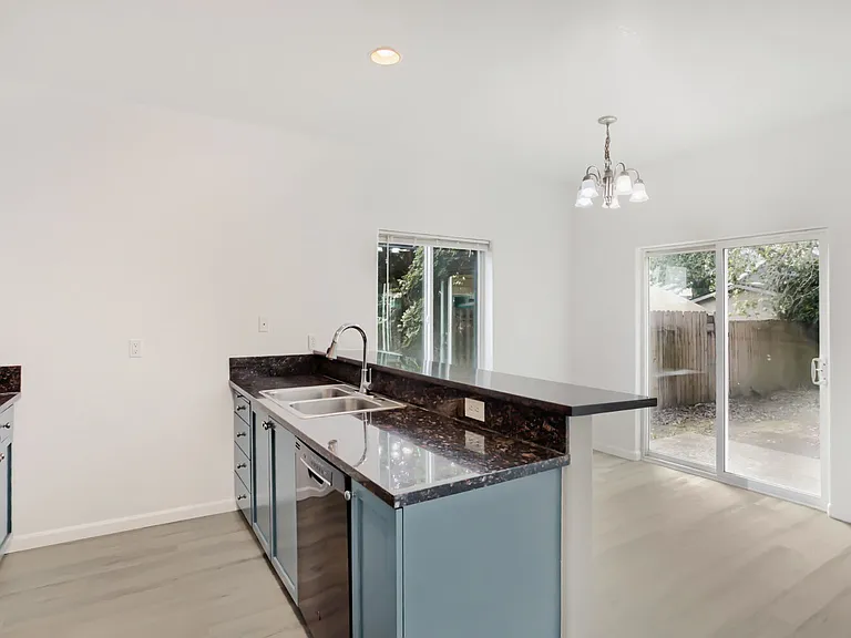 9910 SE Woodstock Blvd — Photo 4