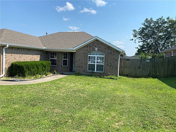 2nd image of 1002 Applewood Cir