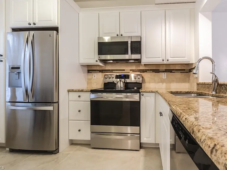 1044 Woodshire Ln #B210 — Photo 2