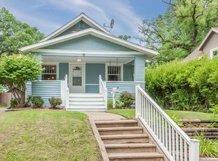 805 Oakland Rd NE, Cedar Rapids, IA 52402