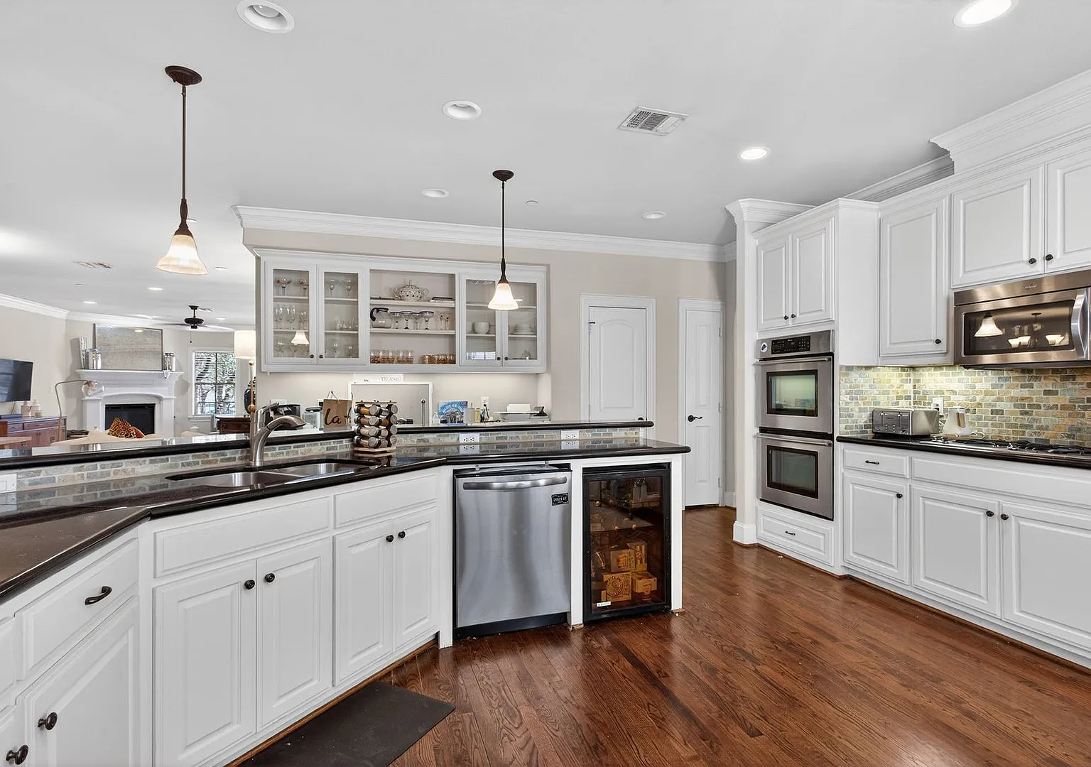 Second Floor Highland Park Luxury Condo — Photo 3