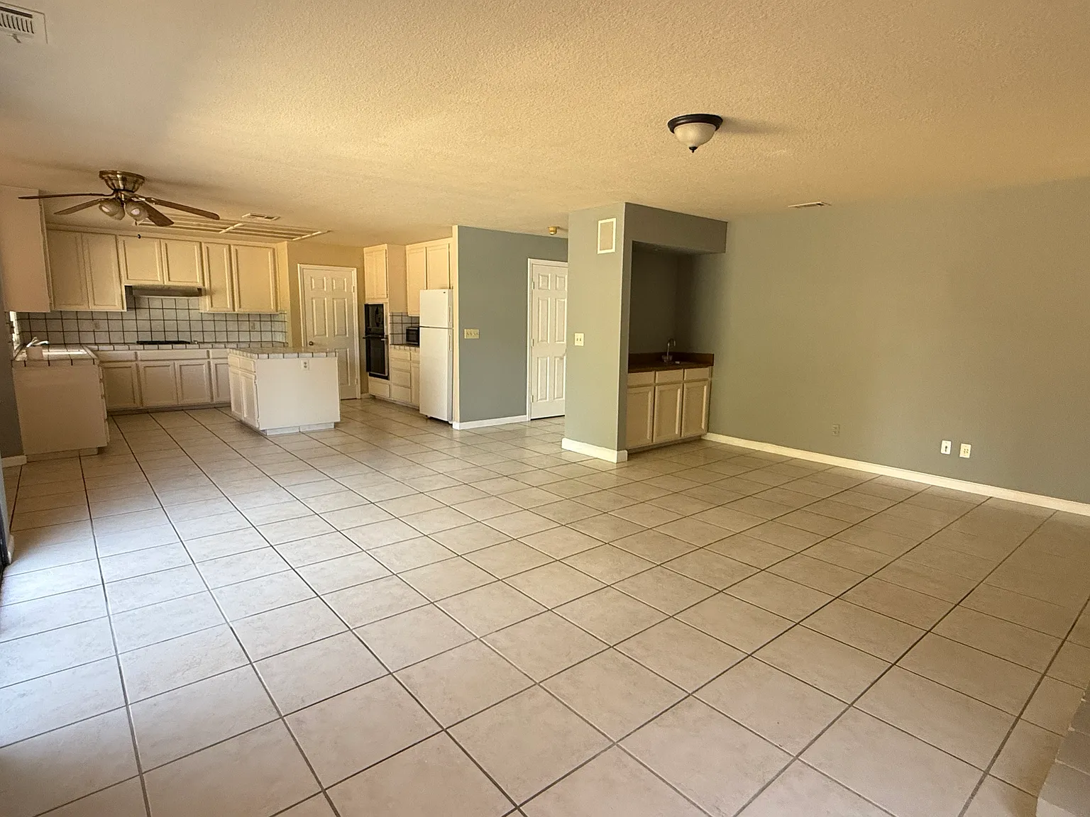 4 bed, 2742 sqft, $2,900 — Photo 2