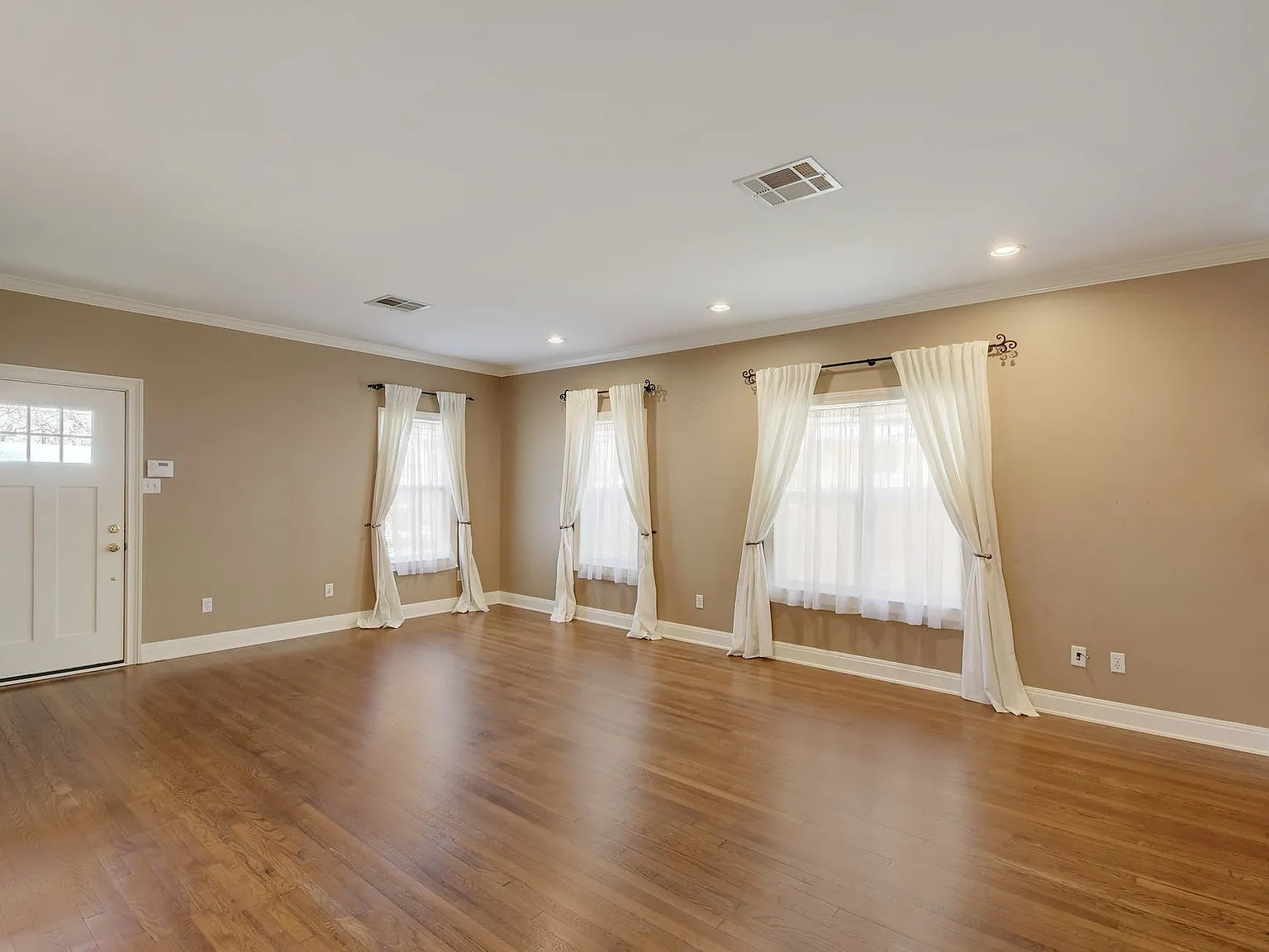 3 bed, 2.0 bath, 1522 sqft, $4,250 — Photo 2