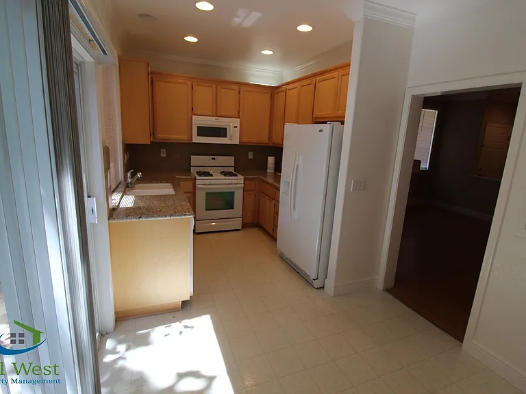 390 Oleander Dr — Photo 4