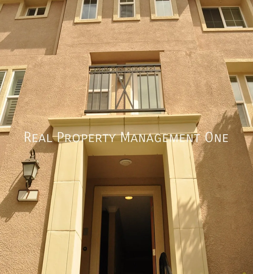 Stunning 2 Bed, 2.5 Bath Tri-Level Condo In Desirable Montage Community — Photo 2