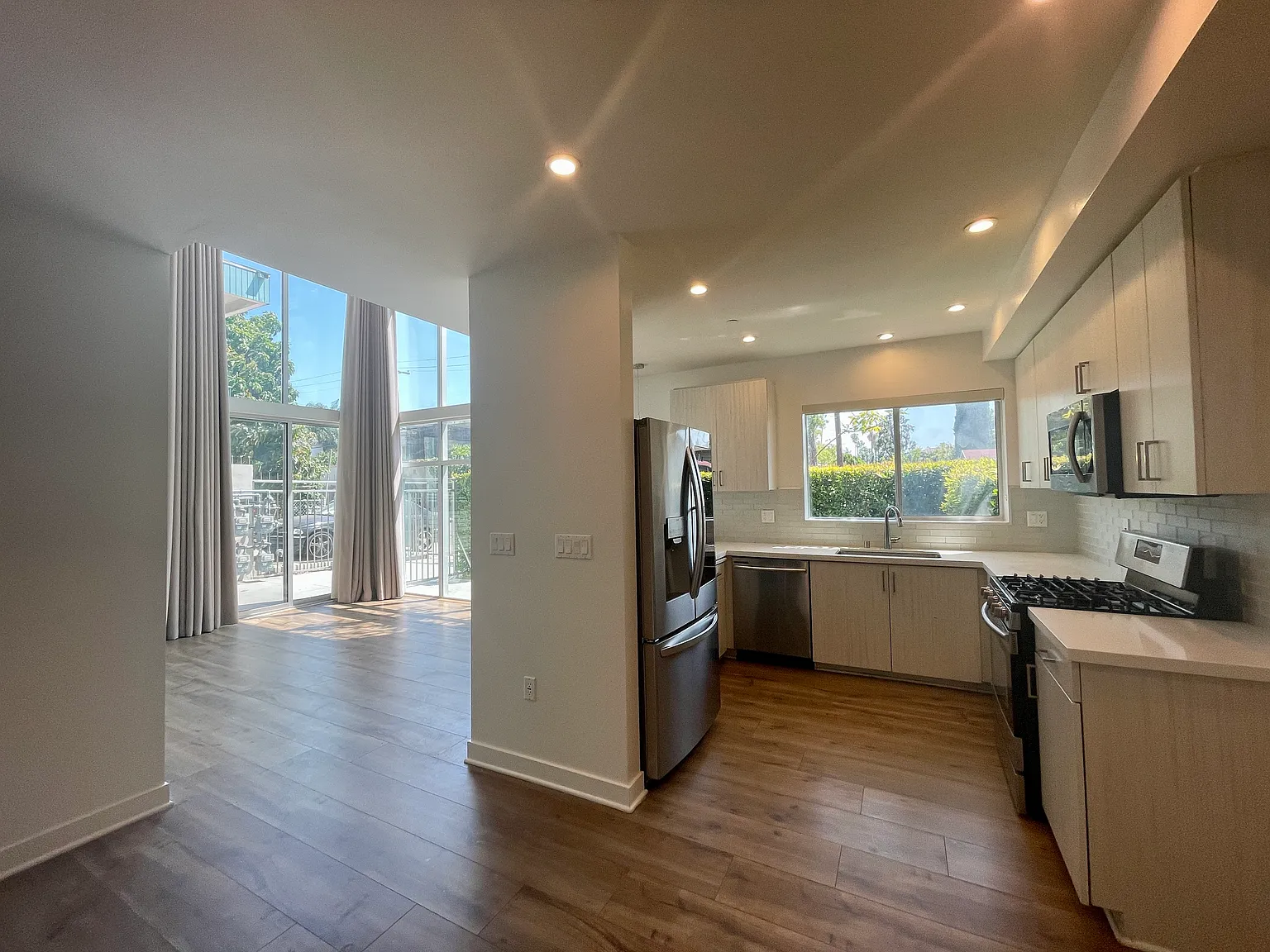 3 bed, 3.5 bath, 1550 sqft, $4,795 — Photo 1