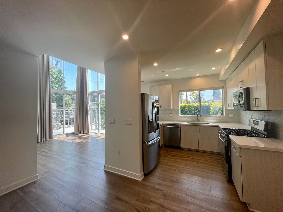 1st image of 6143 Fountain Ave #101