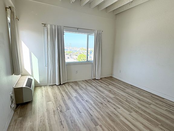 2nd image of 941 W Hawthorn St W #9