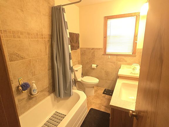 2nd image of 1012 W B St