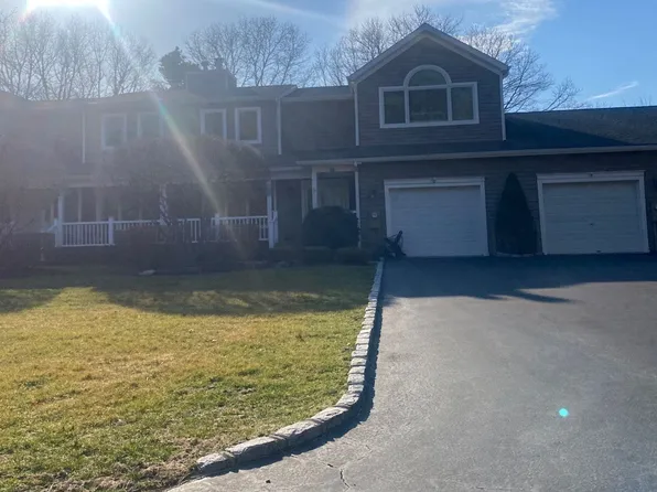 20 Kettle Hole Rd, Manorville, NY 11949