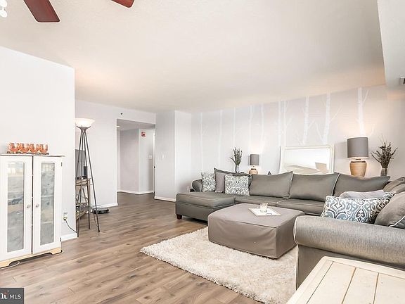 5th image of 3709 S George Mason Dr APT 901E