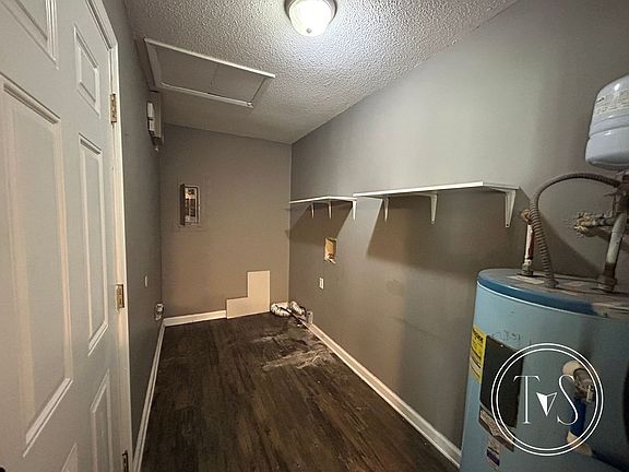 5th image of 982 White Cir