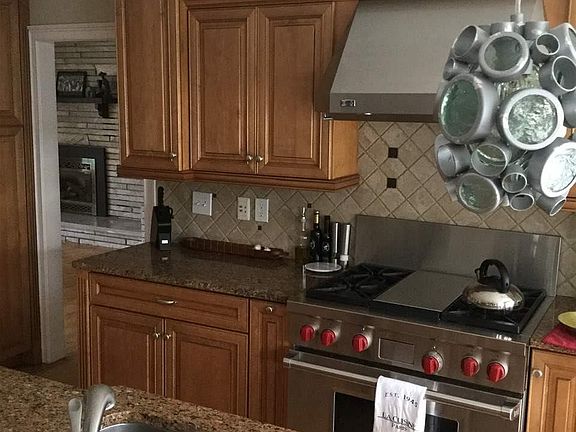 3rd image of 382 Caroline St