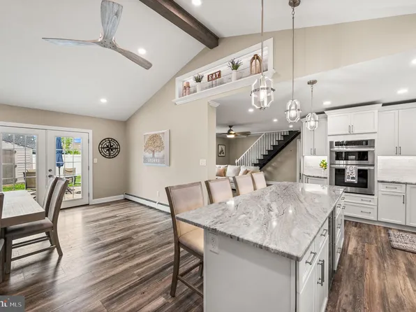 19 Holly Dr, Levittown, PA 19055