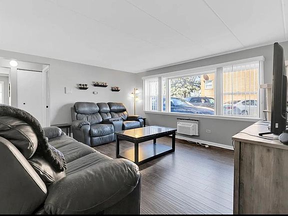 4th image of 10911 S Lloyd Dr APT 2