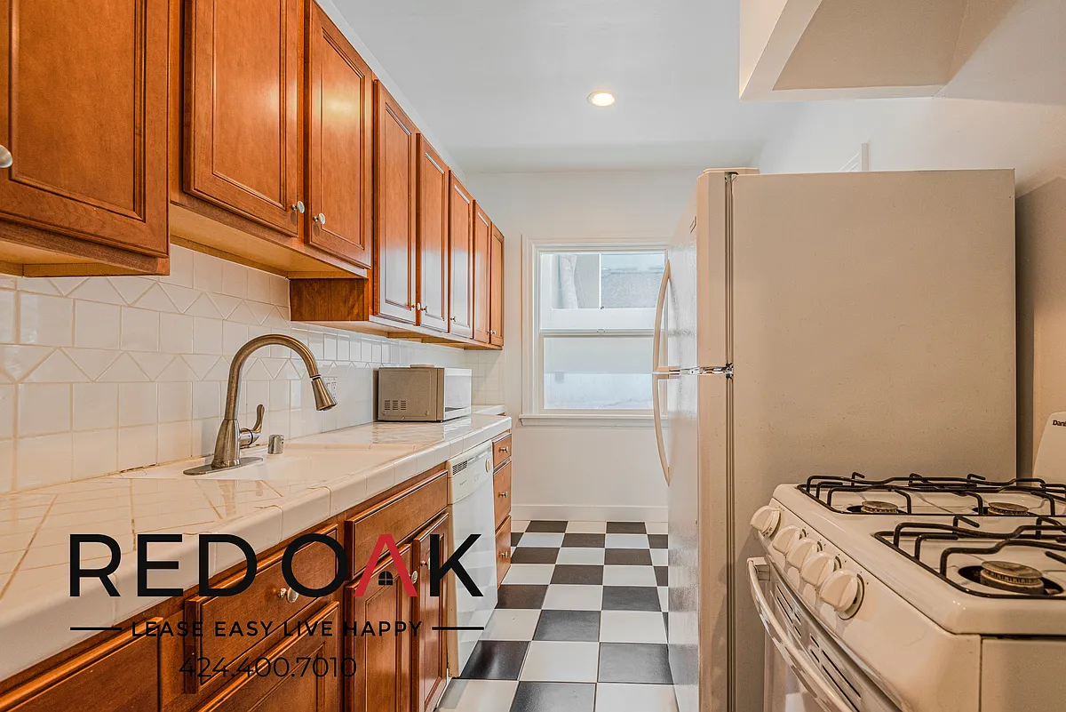 Building Photo - 1818 Whitley Ave #202