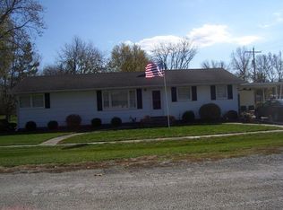 100 Willow Dr, Farina, IL 62838